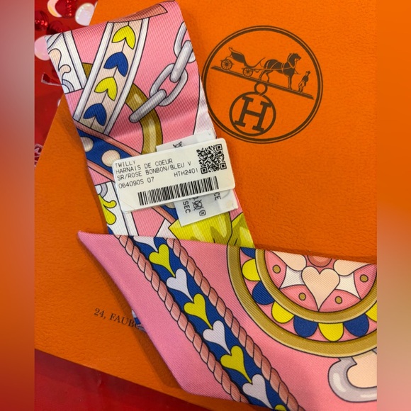 🧡💝HERMÈS TWILLY Pink/Yellow/Blue
Free Hermès Birkin Air Freshener & more💝🧡 - Picture 7 of 12